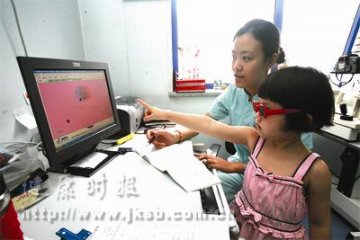 “盯着电脑”治弱视