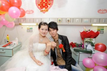 男子与患白血病女友在病房举行婚礼