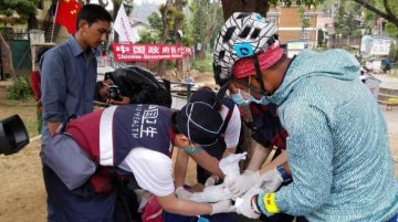 中尼震区医疗队生死救援