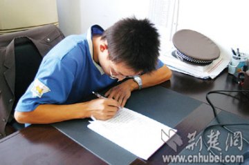 大学生逛街被城管殴打 对方称阻碍执法