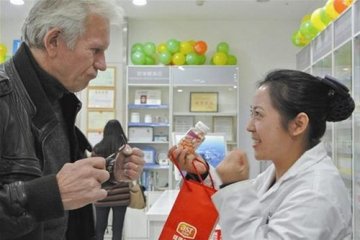 沌口首现双语药店 武汉将逐步推广药店双语服务