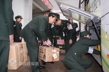 南京军区第101医院为赣南老区群众送医送药