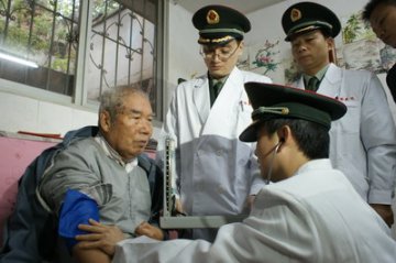 新桥医院登门为老红军查体