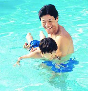 夏季游泳应注重眼睛保健