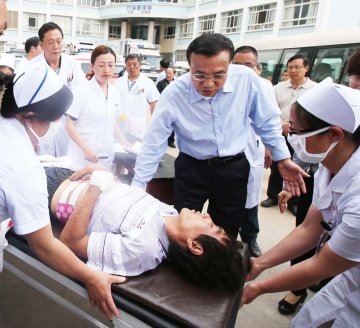 李克强到医院看望地震伤员：住院救治费用全由政府承担