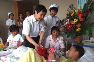 河南省洛阳正骨医院领导看望住院的四川灾区的小朋友