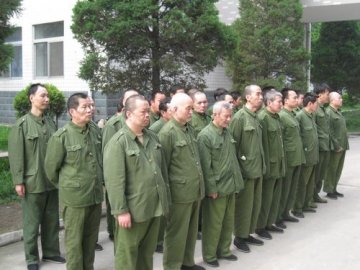 省荣复军人第二医院精神科一病区组织病员外出郊游