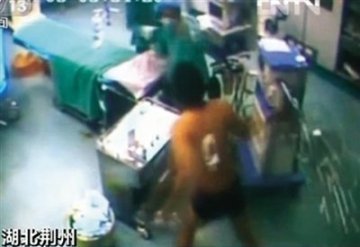 湖北一患者跳下手术台追打医生