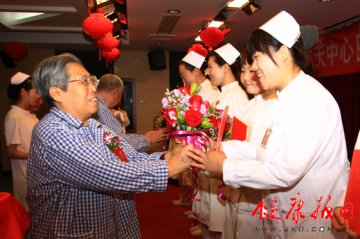 航天中心医院给护士赠送图书和红玫瑰
