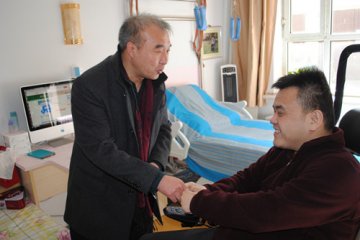 自治区国土资源厅执法监察总队到荣康医院开展学雷锋慰问活动