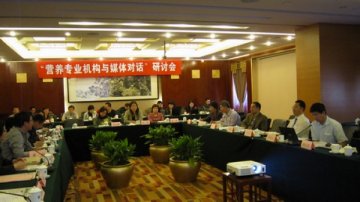 构建宣传报道平台，加强营养知识传播