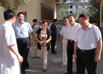 国家中医药管理局副局长吴刚在敦煌市乡镇卫生院视察工作