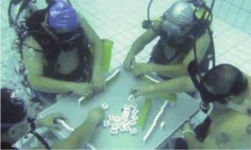 湖南持续高温致4男子背氧气罐水下打麻将