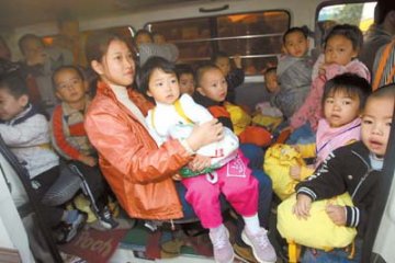 无照司机开老爷车接送学生 19座塞进56人