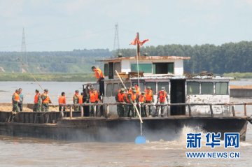 吉林成功打捞1500只化工物料桶 黑吉交界设三道防线