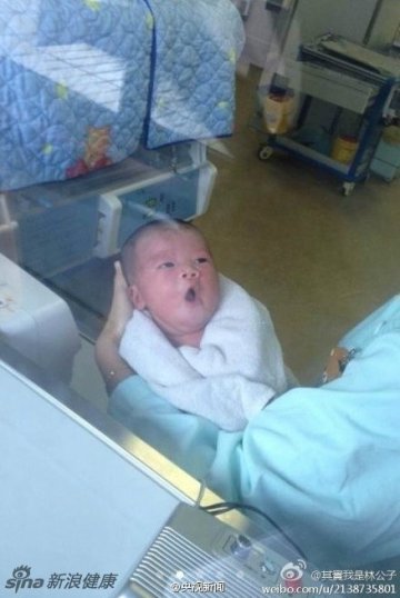 网曝福建泉州疑被医院保温箱烫死婴儿事件