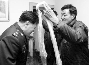 哈达献给亲人解放军