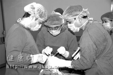 首例全膝置换术成功