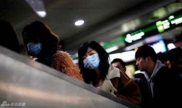 1、4月5日，不少上海市民开始戴口罩出行