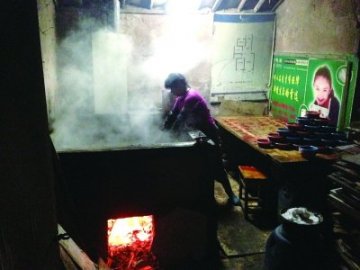 黑作坊鸡血卖进南京“鸭得堡”鸭血粉丝汤店