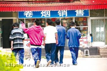 12岁女孩买烟一路畅通