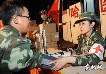 美女护士长成抗洪一线唯一女性 怕麻烦上堤不喝水
