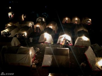 2.夜幕下的四川省雅安市芦山县人民医院安置点