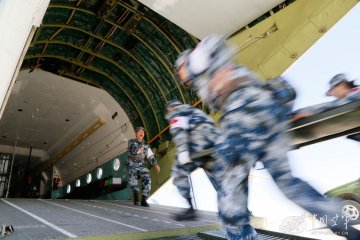 我军首批飞行护士战斗在“空中生命通道”