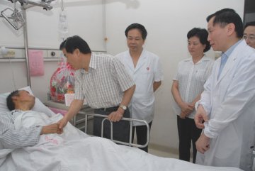 黄华华省长莅临附属一院慰问四川灾区伤员
