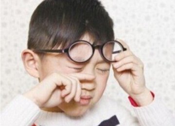暑假南宁爱尔医院近视孩子检查扎堆，家长要重视