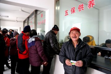大荔县民政局为2252名低保困难户发放门诊救助卡方便了就医