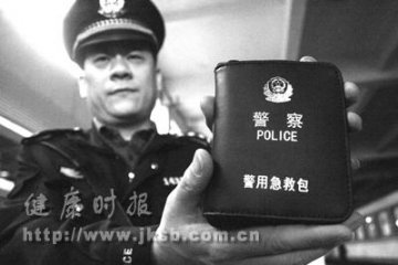 福建：火车乘警配急救包