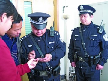 工人手指被机器挤断 警车护送伤者求医