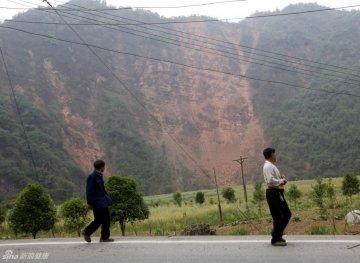 12.由雅安到芦山县城一路有不少山体滑坡