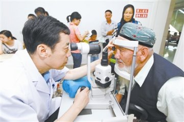 爱心送光明——第474医院眼科中心主任高晓唯倾情服务各族群众誉满天山南北