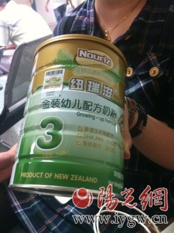 纽瑞滋奶粉发现黑虫 1岁孩子喝后发烧腹泻