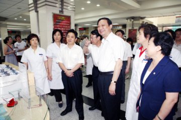 王国强在考察奥运定点中医医院时强调 要借奥运之机展现中医药魅力