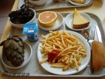 法国的学生午餐油炸薯条吃多了可不好