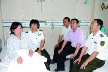 孕妇高速路上产子遇险获救