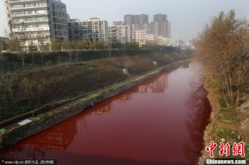 河南洛阳涧河河水变成血红色 又是污染？