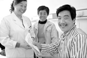 贫困白内障患者接受免费手术