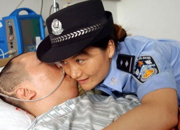 警察与歹徒搏斗变成植物人 妻子用爱将其唤醒