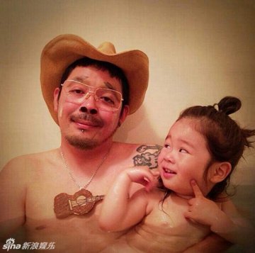 日本父女逗比泡澡照走红