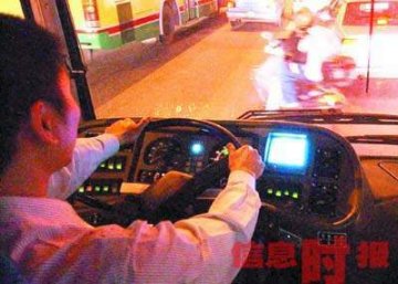 公交摄像头频见走光图 情侣亲热成现场直播