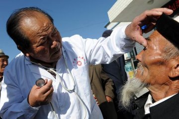 “医疗巴扎门诊”进戈壁