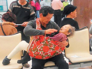 台湾男子抱母就医续：其母亲病逝