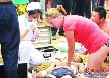外籍女子做人工呼吸救溺水大学生