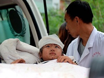 1100名医疗卫生人员赴云南鲁甸地震灾区开展救援