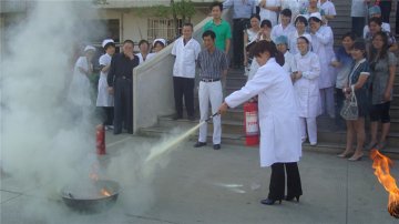望江中医院开展消防安全知识培训 医护人员学灭火