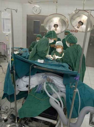 揭开变性手术神秘面纱 实拍男人变女人震撼全程